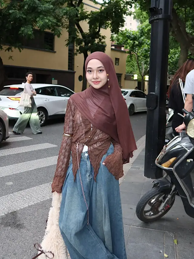 6 Potret Fashion Hijab Aya Balqis, Inspirasi Gaya Modis dan Santai