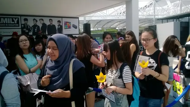 VIP yang sedang memegang yellow crown