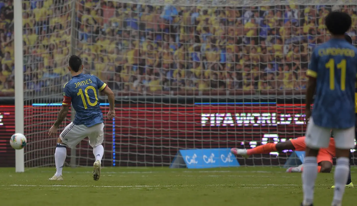 Striker Kolombia, James Rodriguez, mencetak gol dari eksekusi penalti dalam laga lanjutan kualifikasi Piala Dunia 2022 zona CONMEBOL melawan Ekuador di Rodrigo Paz Delgado Stadium, Quito, Ekuador, Rabu (18/11/2020) pagi WIB. Kolombia kalah 1-6 dari Ekuador. (AFP/Rodrigo Buendia/Pool)