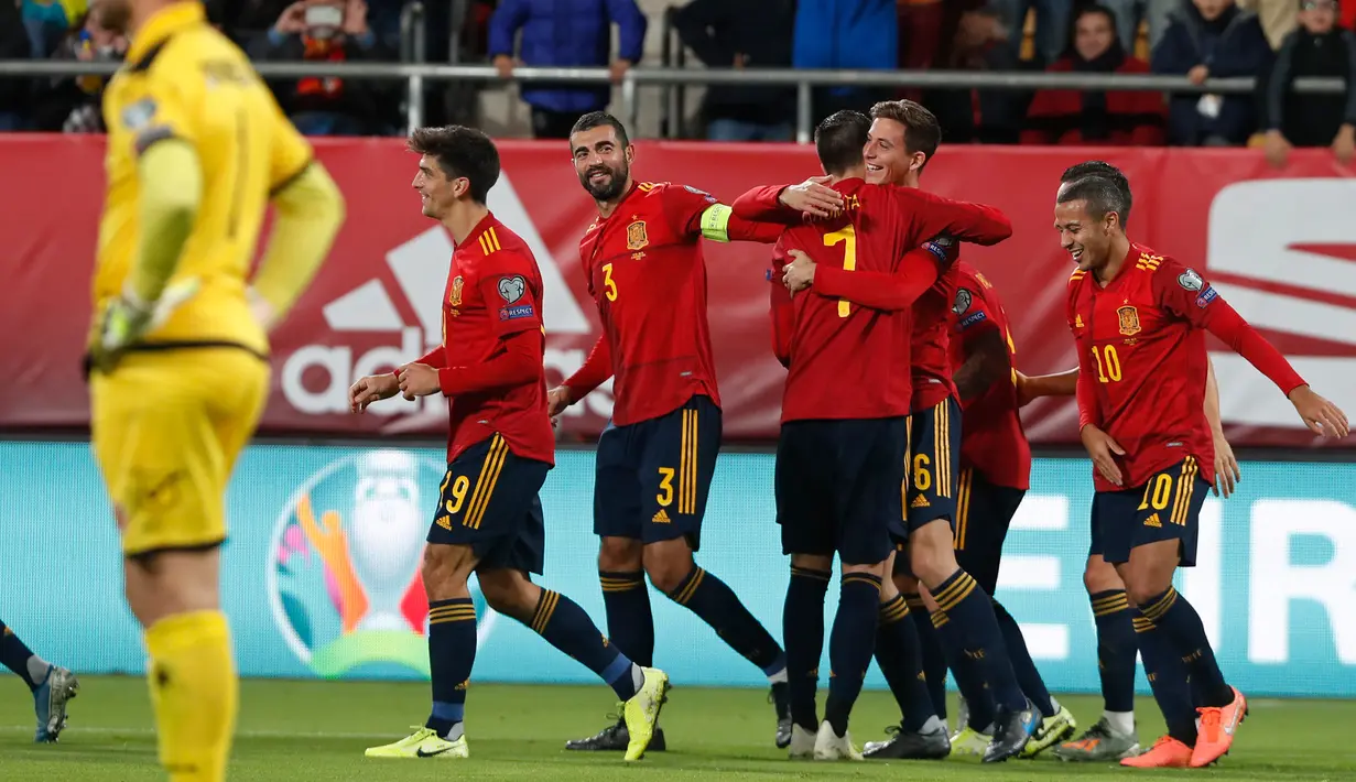 Pemain Spanyol Pau Torres (kelima kiri) merayakan golnya ke gawang Malta pada babak kualifikasi Grup F Piala Eropa 2020 di Stadion Ramon de Carranza, Cadiz, Spanyol, Jumat (15/11/2019). Spanyol menang 7-0. (AP Photo/Miguel Morenatti)