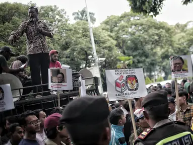 Sejumlah massa menggelar Aksi Bela OSO di depan Gedung KPU, Jakarta, Rabu (16/1). Massa mendesak KPU memasukkan nama Oesman Sapta Odang (OSO) dalam daftar calon anggota DPD Pemilu 2019. (Liputan6.com/Faizal Fanani)