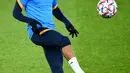 Gelandang RB Leipzig, Christopher Nkunku mengontrol bola selama sesi latihan di stadion Parc des Princes di Paris (23/11/2020). Leipzig akan bertanding melawan PSG pada Grup H Liga Champions. (AFP/Franck Fife)