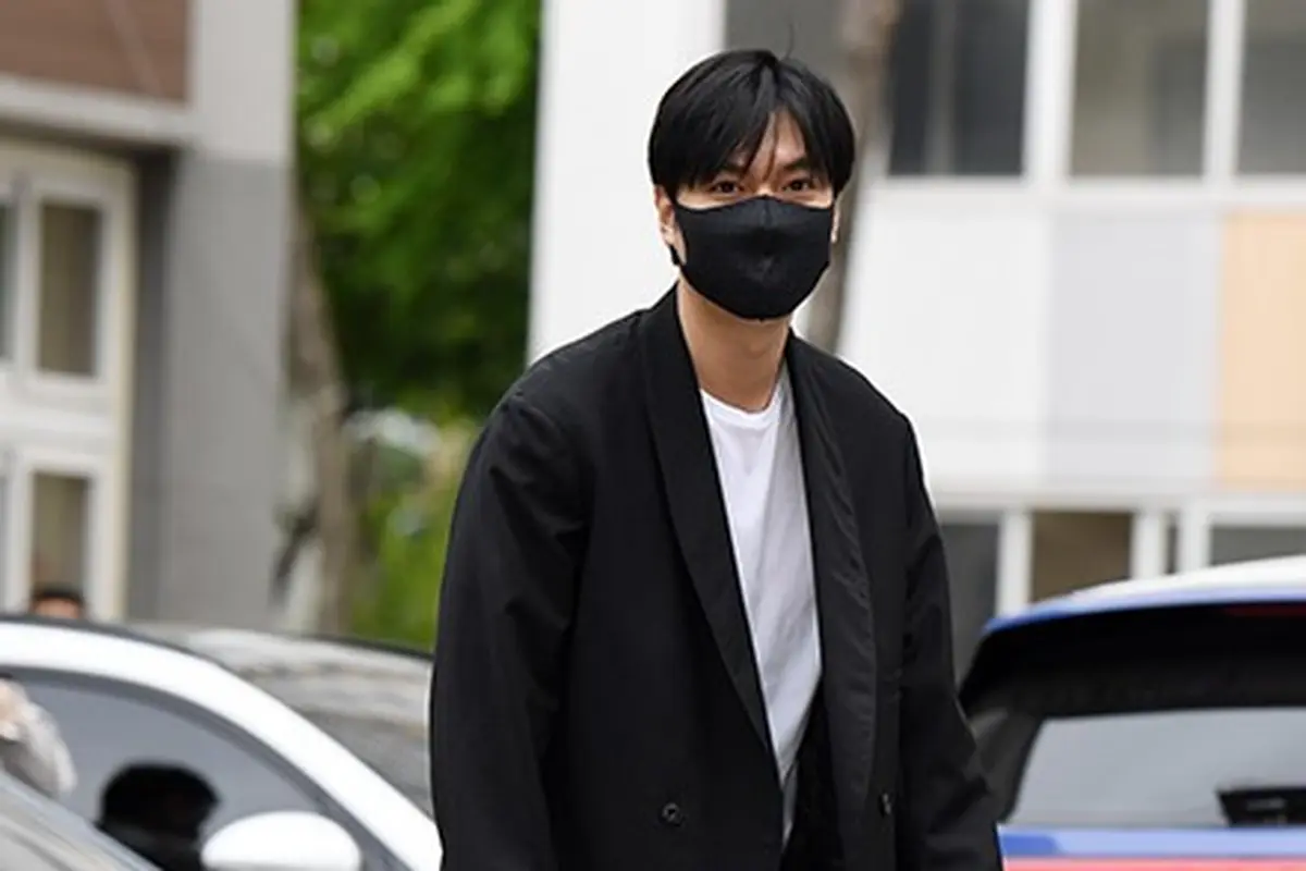 [Fimela] Penampilan Perdana Lee Min Ho Setelah Wamil