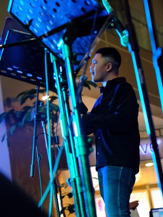 Penyanyi jazz Alonzo Brata saat tampil di Java Jazz on the Move