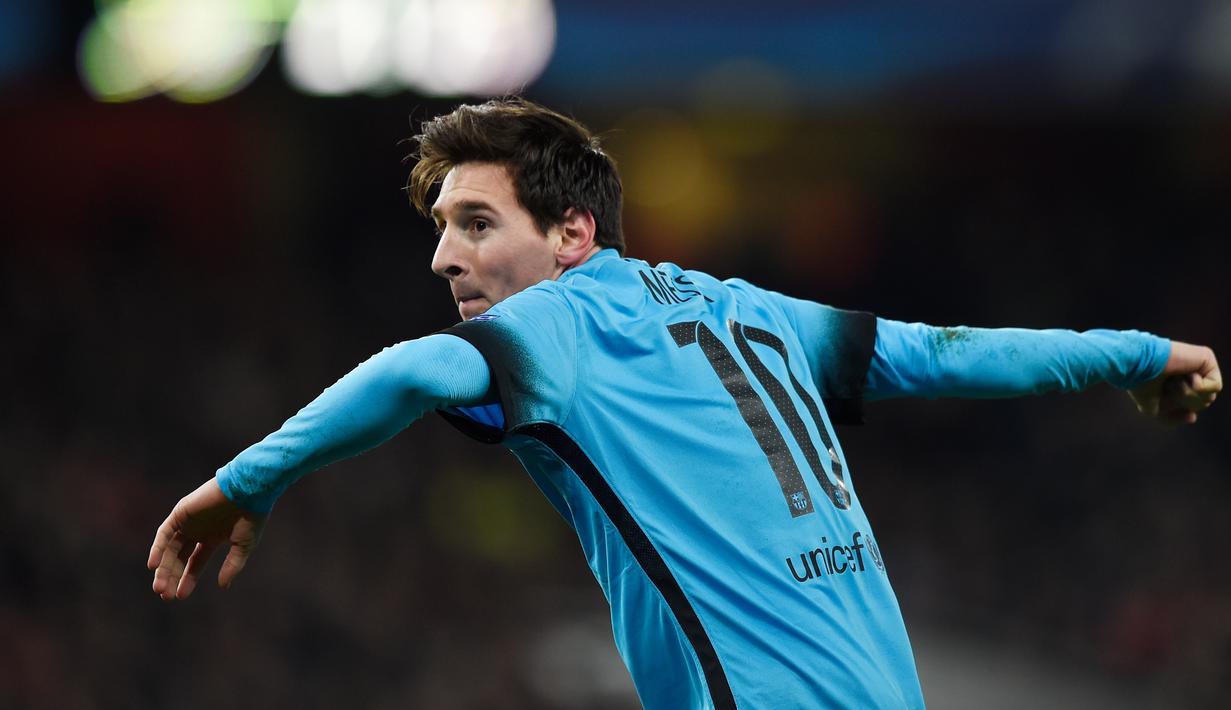 Penyerang Barcelona, Lionel Messi melakukan selebrasi usai mencetak gol kedua kegawang Arsenal pada leg pertama 16 besar Liga Champions di Stadion Emirates, Inggris (24/2). Barcelona menang atas Arsenal dengan skor 2-0. (Reuters/Toby Melville)