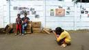 Anak-anak belajar memotret dengan kamera DSLR saat kegiatan pameran Lensa Anak Terminal di Sekolah Master, Depok, Jawa Barat, Rabu  (8/2/2023). Pameran 170 karya foto dari 12 anak-anak terminal di kawasan tersebut merupakan hasil pembelajaran bersama Komunitas Lensa Anak Terminal dan berlangsung  hingga 12 Februari 2023. (merdeka.com/Arie Basuki)