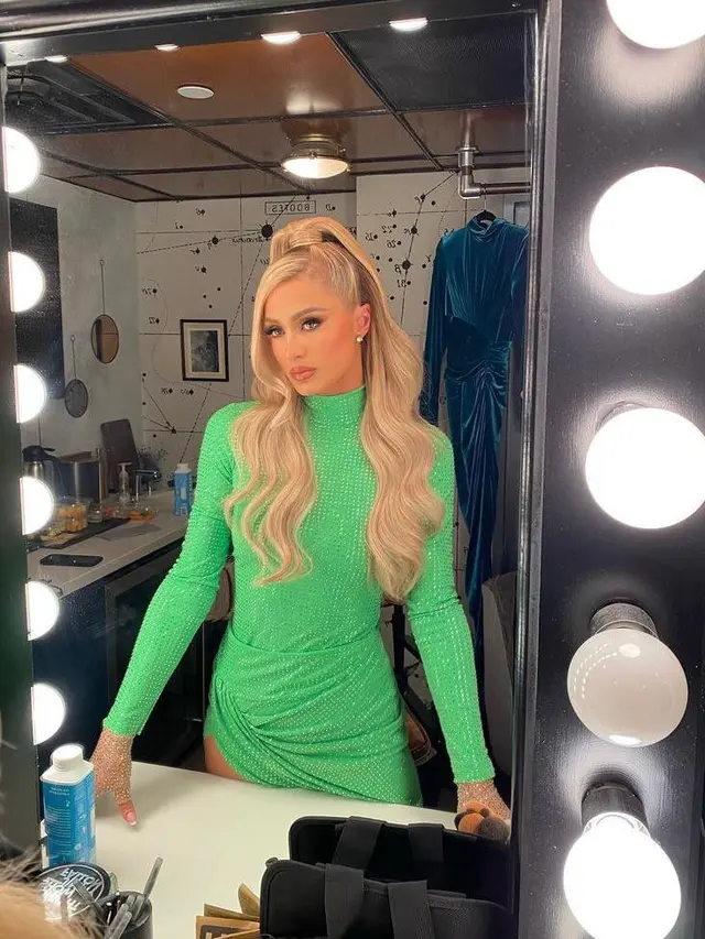 Gaya Paris Hilton di The Tonight Show Jadi Sorotan, Pakai Sepatu Beda Warna