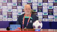 Pelatih kepala Timnas Australia, Graham Arnold menghadiri konferensi pers jelang laga kualifikasi Piala Dunia 2026 menghadapi Indonesia di Ruang Konferensi Pers Stadion Utama Gelora Bung Karno (SUGBK), Senayan, Jakarta, Senin (9/9/2024). (Bola.com/Abdul Aziz)