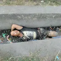 Pria ini dikira sudah tak bernyawa dan dibiarkan tidur di selokan penuh sampah. (Sumber Foto: vial4real)