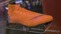Sepatu Nike Born Mercurial 360 dipajang saat peluncurannya di Fisik Football, Jakarta, Rabu (7/3/2018). Nike merilis model terbaru Nike Mercurial Superfly dan Vapor 360. (Bola.com/Vitalis Yogi Trisna)