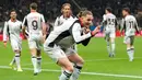 Dengan performa yang nyaris tanpa cela, Adrien Rabiot membuktikan dirinya sebagai motor permainan sekaligus penentu hasil akhir. Penampilan impresif ini tak hanya mengantar Milan meraih kemenangan, tetapi juga mempertegas perannya sebagai sosok vital di lini tengah Rossoneri. (AP Photo/Luca Bruno)