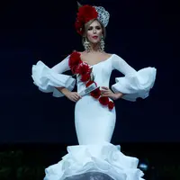 Miss Spanyol, Angela Ponce menampilkan kostum nasionalnya selama National Costume Show Miss Universe 2018 di Chonburi, Thailand, Senin (10/12). Angela Ponce, transgender perdana perwakilan Spanyol untuk Miss Universe 2018. (AP/Gemunu Amarasinghe)