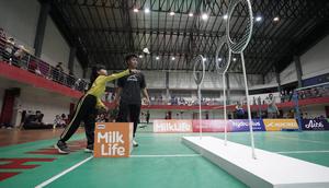Peserta Festival SenengMinton Purwokerto 2025 melakukan tantangan Throwing The Shuttlecock yakni melempar kok ke dalam lubang target. Festival ini digelar di Gedung Serba Guna GOR Satria Purwokerto, Sabtu (8/11/2025). (Dok. Bakti Olahraga Djarum Foundation)