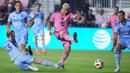 Pemain Inter Miami, Luis Suarez mencetak gol pembuka ke gawang Atlanta United pada laga leg pertama semifinal Wilayah Timur Piala Major League Soccer (MLS) Amerika yang berlangsung di Chase Stadium, Fort Lauderdale, Florida, Sabtu (26/10/2024) WIB. (AFP/Rich Storry)