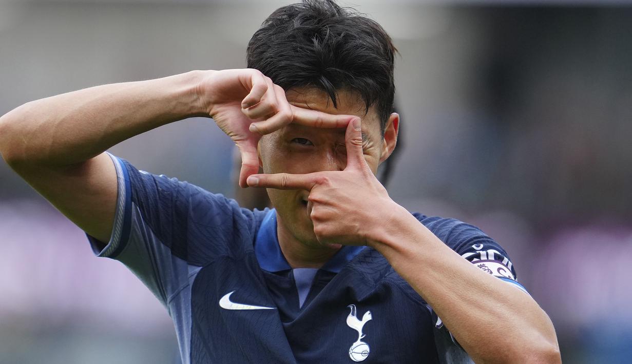 Salah satu pesepak bola terbaik Asia di Premier League asal Korea Selatan, Son Heung-min saat ini tengah menjalani musim ke-9 bersama Tottenham Hotspur sejak didatangkan dari Bayer Leverkusen pada awal musim 2015/2016 dengan nilai transfer 30 juta euro. Hingga kini ia telah bermain dalam 272 laga bersama Spurs di Premier League dengan raihan 106 gol dan 58 assist. (AP Photo/Jon Super)
