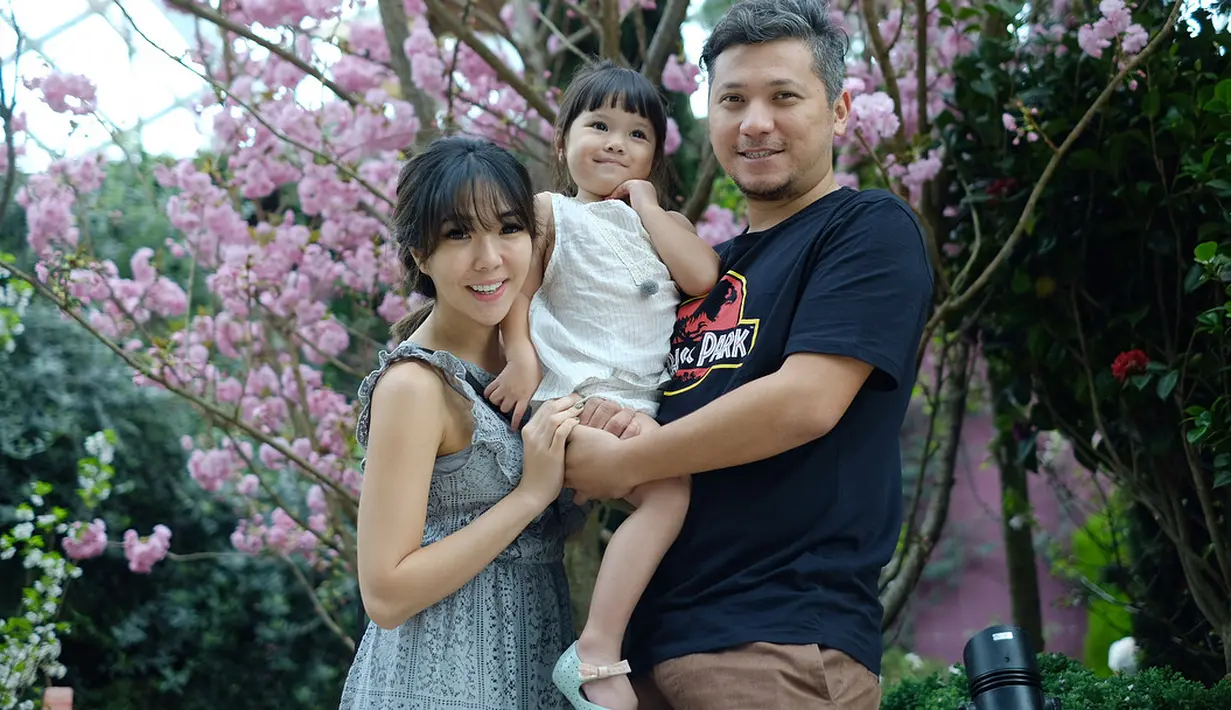 Gisella Anastasia dan Gempita Nora Marten, selalu kompak setiap saat. Tak jarang juga mereka tampil mengenakan busana kembaran dan pastinya sangat menggemaskan. Wajar saja kalau Gading Marten sangat menyayangi mereka. (Instagram/gisel_la)