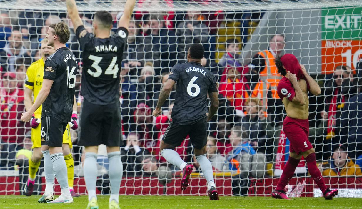 Reaksi kecewa striker Liverpool, Mohamed Salah (kanan) setelah eksekusi penaltinya ke gawang Arsenal gagal berbuah gol pada laga lanjutan pekan ke-30 Liga Inggris 2022/2023 di Anfield Stadium, Liverpool, Minggu (9/4/2023) malam WIB. (AP Photo/Jon Super)