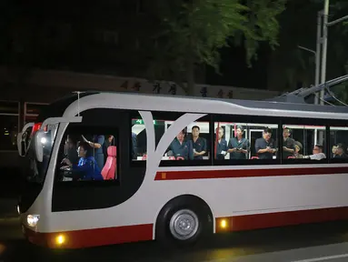 Pemimpin Korea Utara Kim Jong-Un duduk di dalam bus saat menjajal bus jenis baru yang diproduksi selama kunjungan ke pabrik bus di Pyongyang, (4/8). Dalam kunjungannya Kim Jong-un juga menyempatkan diri untuk melakukan 'test-drive'. (AFP Photo/KCNA)