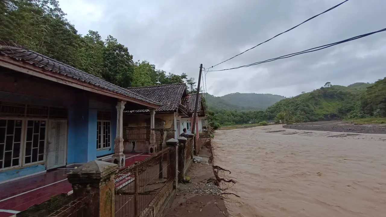 Sungai Meluap Picu Banjir di Sukabumi