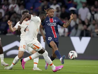 Penyerang PSG Bradley Barcola (kanan) mencetak gol pembuka ke gawang Montpellier dalam duel pekan ke-2 Ligue 1 2024/2025 di Parc des Princes, Sabtu (24/8/2024) dinihari WIB. (AP Photo/Thibault Camus)