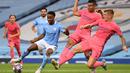 Gelandang Manchester City, Raheem Sterling, berebut bola dengan gelandang Real Madrid, Toni Kroos, pada laga leg kedua 16 besar Liga Champions di Etihad Stadium, Sabtu (8/8/2020) dini hari WIB. Manchester City menang 2-1 atas Real Madrid. (AFP/Shaun Botterill/pool)