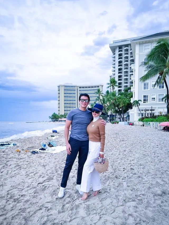 Outfit Liburan di Pantai Ala Syahrini