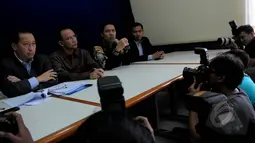 Tersangka korupsi haji Suryadharma Ali didampingi kuasa hukumnya gelar konpers terkait "Keadilan Hukum Pra Peradilan" di kawasan Jakarta Selatan, Senin, (23/2/15). (Liputan6.com/Faisal R Syam)