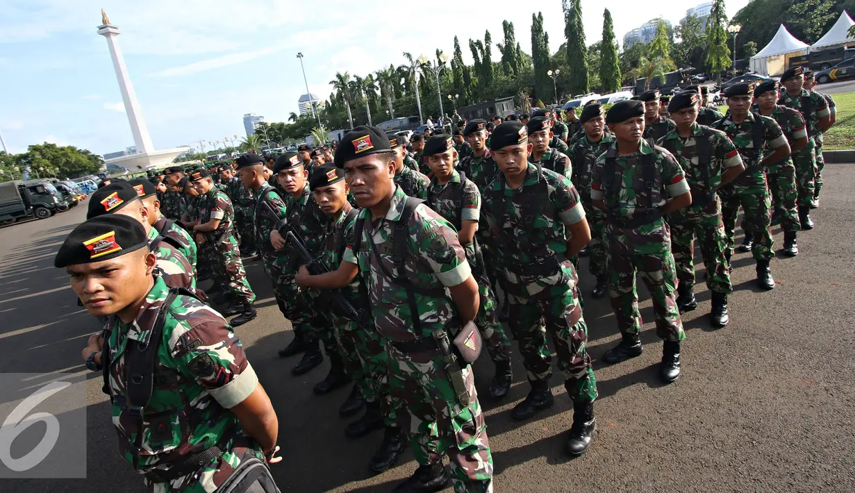 Petugas TNI mengikuti apel gabungan di Monas, Jakarta, Kamis (31/12). Sebanyak 1300 personel gabungan yang terdiri dari polisi, TNI, Pol PP, dan Pramuka dikerahkan untuk mengamankan perayaan malam tahun baru. (Liputan6.com/Immanuel Antonius)