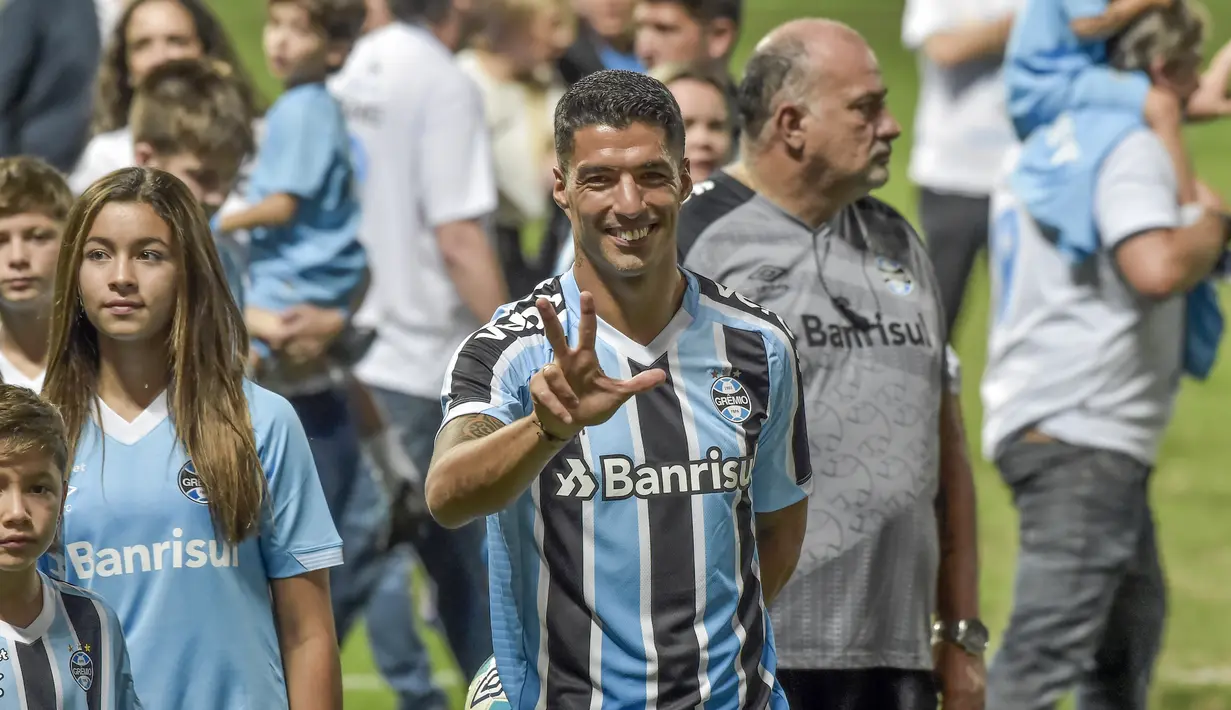 Pesepakbola Uruguay Luis Suarez tersenyum saat sesi perkenalannya sebagai pemain baru Gremio di stadion Gremio Arena, di Porto Alegre, Brasil, Rabu (4/1/2023). Suarez memakai jersey nomor 9 di Gremio, itu terlihat dari unggahan di media sosial resmi klub Brasil tersebut. (AP Photo/Wesley Santos)