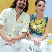 Tidak pernah terdengar gosip miring terkait rumah tangga Bunga Citra Lestari dan Ashraff Sinclair. Rumah tangga yang telah dikaruniai seorang anak itu juga mengalami naik gelombang rumah tangga. (Deki Prayoga/Bintang.com)