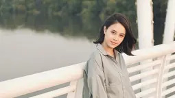 Tampil dengan gaya rambut pendek, pemeran Mia dalam film 'Yowis Ben 2' ini nampak semakin fresh dan menawan. Banyak warganet yang menyebutnya terlihat bak masih berusia 20-an. (Liputan6.com/IG/anggikabolsterli)