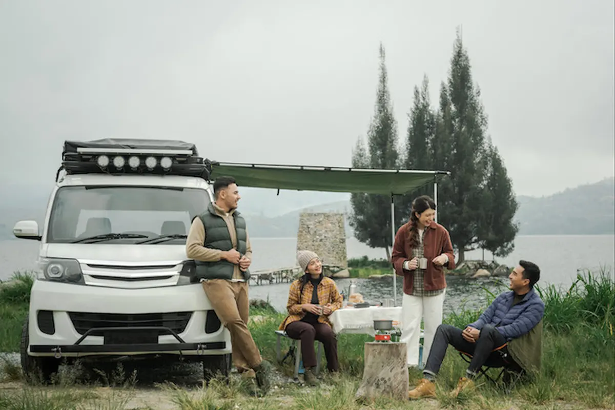 3 Outfit Penting yang Wajib Dibawa Saat Liburan di Musim Hujan