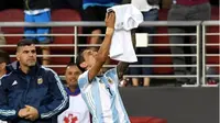 Selebrasi Angel Di Maria untuk mendiang neneknya seusai mencetak gol ke gawang Cile pada laga perdana Grup D Copa America 2016, Selasa (7/6/2016). (Daily Mirror)