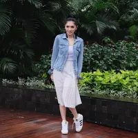 Sudah berstatus menjadi ibu, namun gaya Angel Karamoy ini masih seperti anak muda. Terlebih dengan berbagai macam model denim yang dipakainya. Tak heran tampilan mama muda yang satu ini sering ditiru. (Instagram/realangelkaramoy)