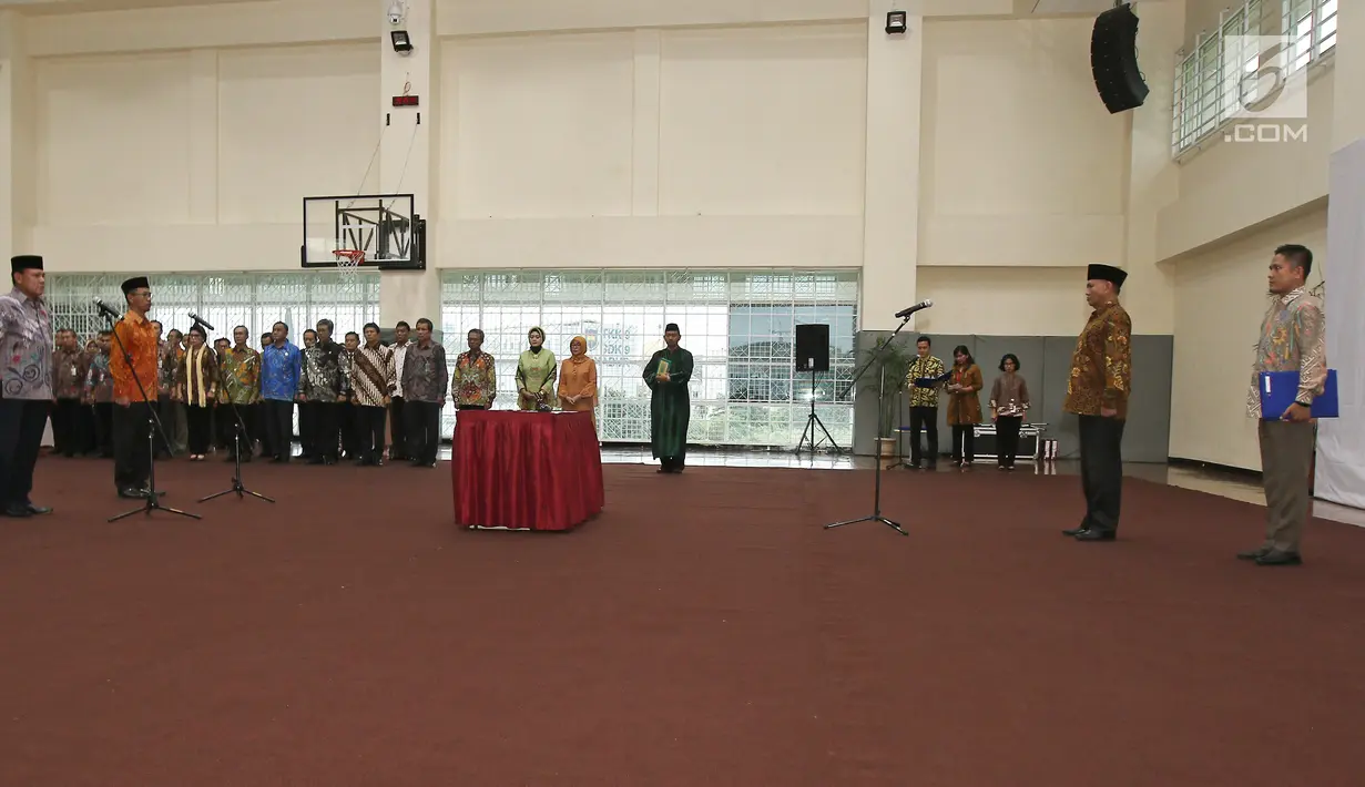 Suasana pelantikan Deputi Bidang Penindakan dan Direktur Penuntutan di gedung KPK, Jakarta, Jumat (6/4). Brigjen Pol Firli dilantik sebagai Deputi Penindakan KPK, sedangkan Supardi dilantik sebagai Direktur Penuntutan KPK. (Liputan6.com/Herman Zakharia)