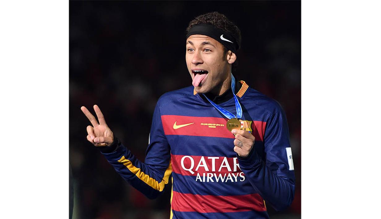 Penyerang berkebangsaan Brasil, Neymar, berpose dengan medali yang didapatnya usai menjadi jawara Piala Dunia Antarklub 2015. (AFP/Toshifumi Kitamura)