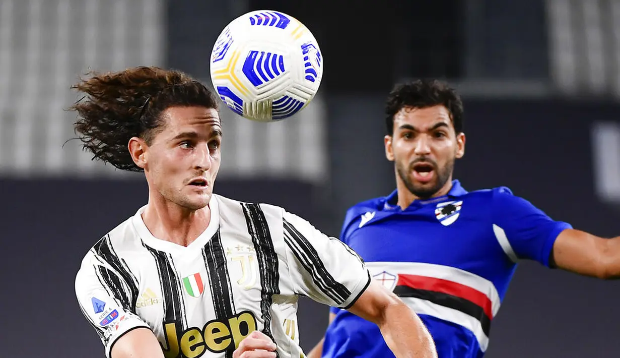 Pemain Juventus, Adrien Rabiot, menyundul bola saat melawan Sampdoria pada laga Serie A di Stadion Allianz, Minggu (20/9/2020). Juventus menang dengan skor 3-0. (Marco Alpozzi/LaPresse via AP)