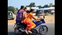 Tiga orang wanita berboncengan naik Yamaha R15 tanpa perlengkapan keselamatan. (drivespark)
