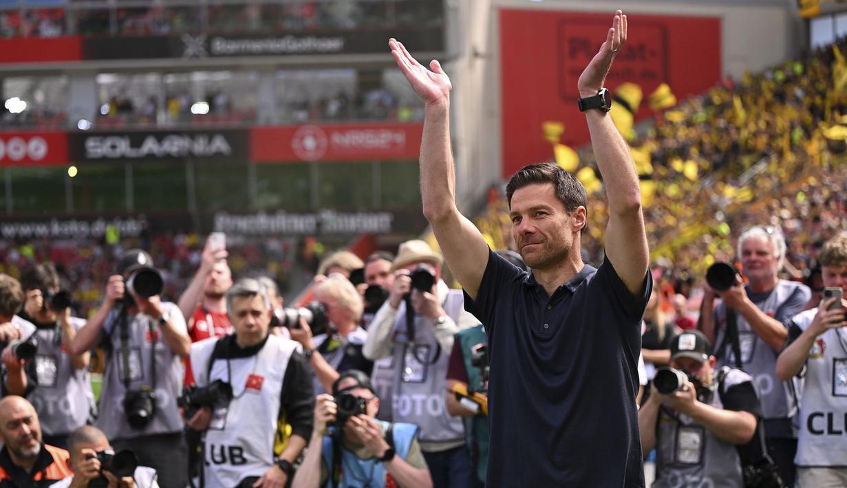 Pelatih Bayer Leverkusen, Xabi Alonso melakukan perpisahan dengan tim dan para fans setelah laga lanjutan Liga Jerman 2024/2025 melawan Borussia Dortmund di BayArena, Leverkusen, Jerman, Minggu (11/05/2025) waktu setempat. (AP Photo/DPA/Marius Becker)