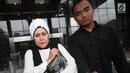 Ekspresi ibu tersangka Gubernur Jambi nonaktif Zumi Zola, Hermina usai menjalani pemeriksaan di Gedung KPK, Jakarta, Rabu (23/5). Hermina  menjalani dua pemeriksaan sebagai saksi untuk Zumi Zola dan Arfan. (Liputan6.com/Herman Zakharia)
