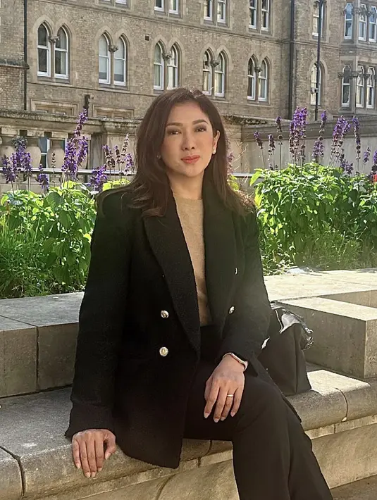 Blazer dengan kancing emas juga hadirkan kesan gaya timeless yang tak terbantahkan. [Foto: Instagram/ Fifi Aleyda Yahya]