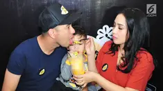 Artis Raffi Ahmad bersama sang istri Nagita Slavina saat menghadiri pembukaan bisnis barunya, Jakarta, Jumat (25/8). Kali ini Raffi bekerjasama dengan seorang pengusaha memulai bisnis barunya yakni sebuah produk minuman. (Liputan6.com/Helmi Afandi)
