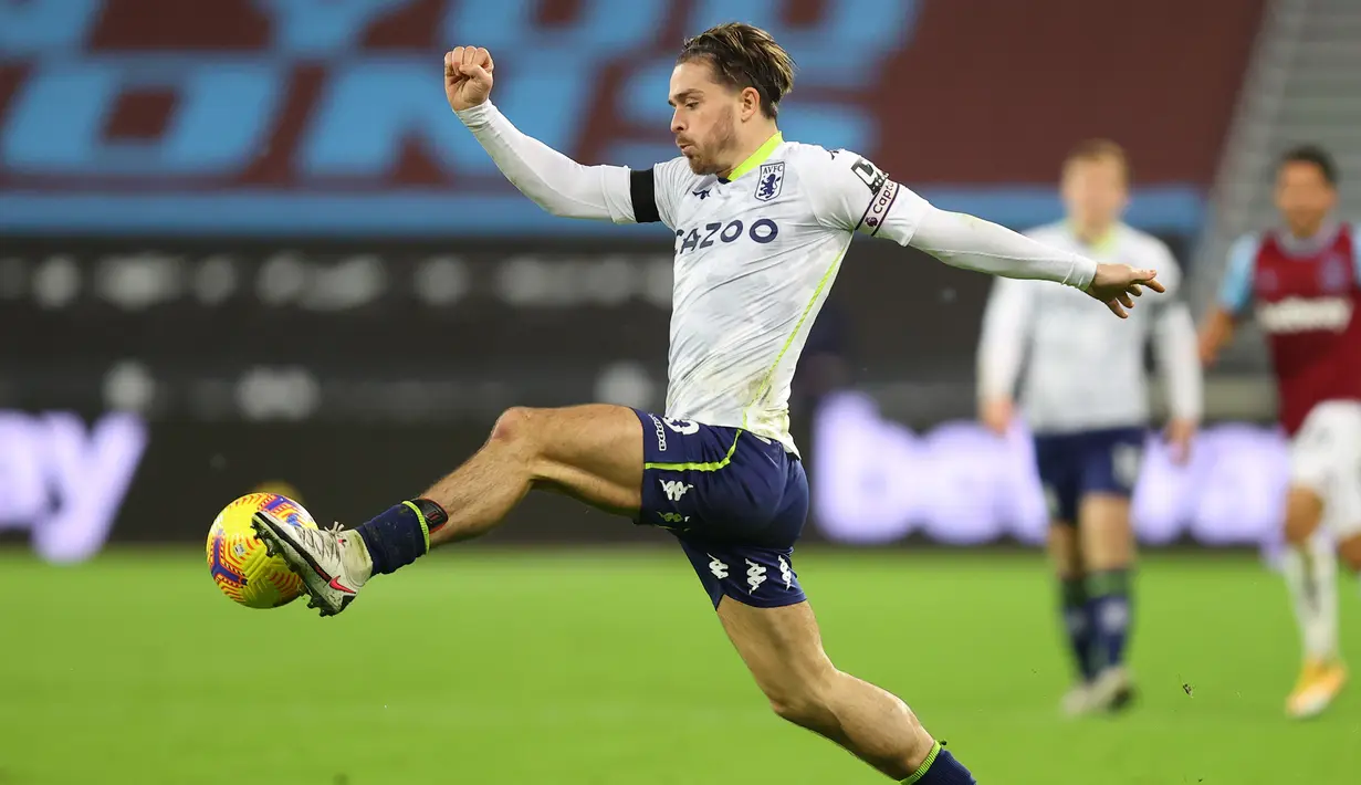 1. Jack Grealish. Gelandang andalan Aston Villa ini mengenakan kaos kaki rendah untuk mengiktui ciri fesyen masa kecilnya yang menggunakan shinpads berukuran mini, tidak ada maksud untuk percaya kepada takhyul. (AFP/Julian Finney/Pool)