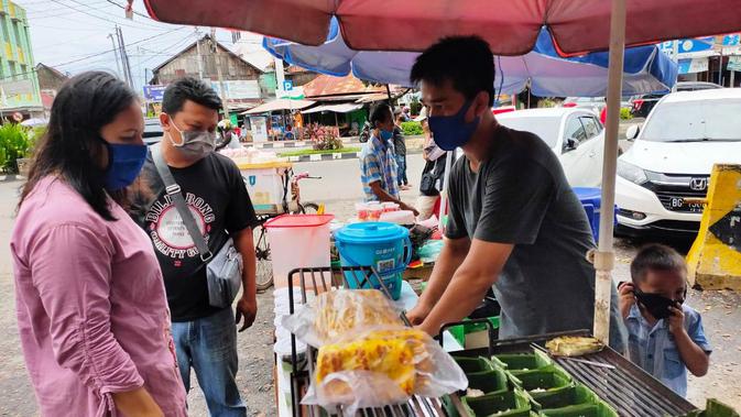 Penjualan pempek palembang jenis lenggang turut mengalami penurunan, karena sepinya pengunjung yang datang di Sentra Kampung Pempek 26 Ilir Palembang (Liputan6.com / Nefri Inge)