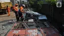 Para pekerja merobohkan pagar beton yang mengisolasi sejumlah warga di Jalan Akasia, Tajur Ciledug, Tangerang, Banten, Rabu ( 17/3/2021). Pagar beton yang sempat menutup akses jalan warga tersebut kini dibongkar. (merdeka.com/Imam Buhori)