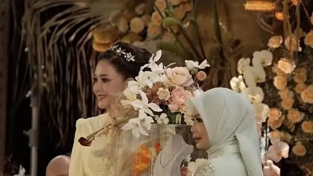 Momen Maia Estianty memberikan seserahan ke Syifa Hadju. [Dok. SCTV]
