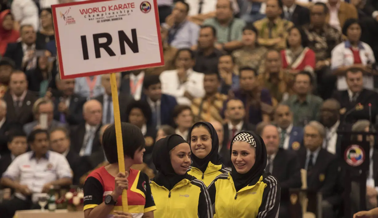 Sejumlah karateka berhijab asal Iran mengikuti upacara pembukaan Kejuaraan Dunia Karate Junior, Cadet dan U-21 2015 di ICE, Tangerang. (Bola.com/Vitalis Yogi Trisna) 