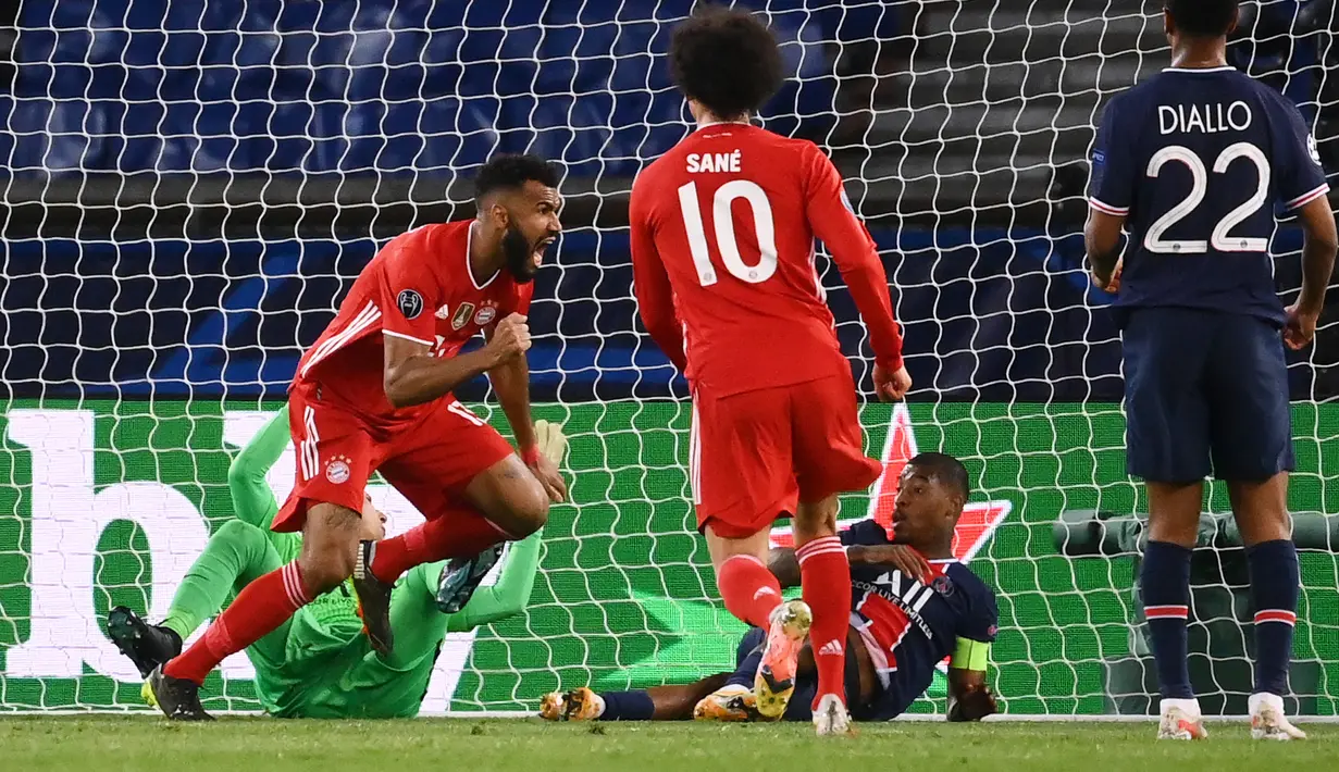 Penyerang Bayern Munchen, Kamerun Eric Maxim Choupo-Moting (kiri) melakukan selebrasi usai mencetak gol ke gawang PSG pada pertandingan leg kedua perempat final Liga Champions di Parc des Princes stadium, Paris, Selasa (14/4/2021). PSG menang agregat atas Munchen 3-3. (AFP/Franck Fife)