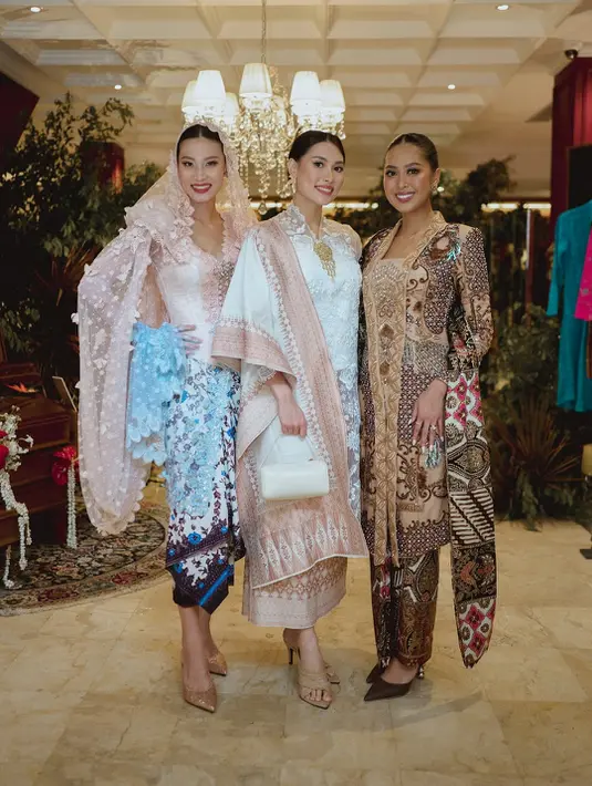 Aksesori dari @rinaldyyunardi memperkuat kesan haute couture pada tampilan ini, dengan detail kepala dan bros yang menyerupai karya seni. Sementara sepatu hak dari @1001.officiel yang berkilau menambahkan lapisan kilau glamor tanpa mengalihkan fokus dari keindahan kebaya itu sendiri. [@patriciagouw].