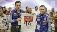 Komandan Satuan Tugas Bersama (Kogasma) Agus Harimurti Yudhoyono mendapatkan nomor 14 sebagai peserta pemilu 2019 saat pengundian nomor urut parpol di kantor KPU, Jakarta, Minggu (19/2). (Liputan6.com/Faizal Fanani)
